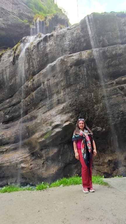 Кажется, я в треть водопада )) Но нет, в десятую часть! Не верьте новомодному зуму