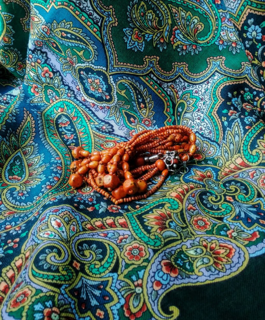 Много мелкого рыжего - хорошо с рыжими украшениями