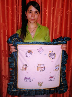 Дочка с подушкой.jpg