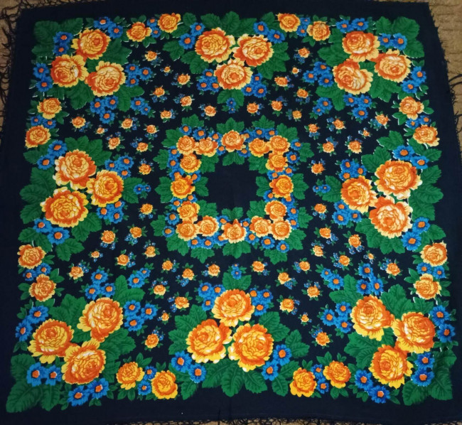 Такой же рисунок на хлопке ППХ92<br />Шерстяной платок, 150×150 производитель скорей всего Баку, может ошибаюсь, но плетение на шерсти не такое, как у пп