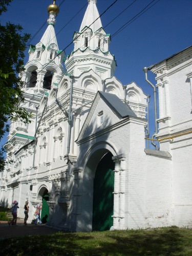 Колокольня и Казанская надвратная церковь