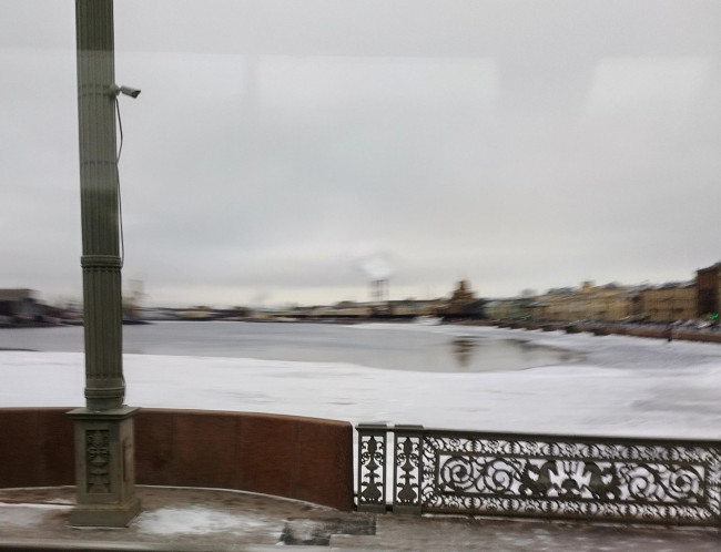 Нева вся в полыньях