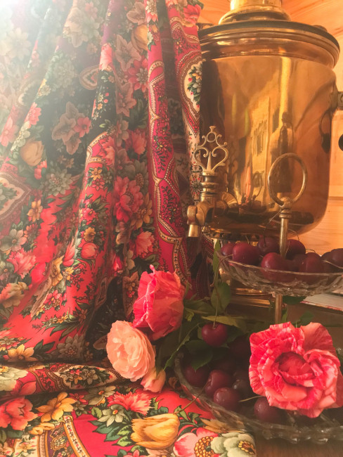 Девицы, красавицы,<br />Душеньки, подруженьки,<br />Разыграйтесь, девицы,<br />Разгуляйтесь, милые!<br />Затяните песенку,<br />Песенку заветную,<br />Заманите молодца<br />К хороводу нашему.<br />Как заманим молодца,<br />Как завидим издали,<br />Разбежимтесь, милые,<br />Закидаем вишеньем.<br />Вишеньем, малиною,<br />Красною смородиной.<br />Не ходи подслушивать<br />Песенки заветные.<br />Не ходи подсматривать<br />Игры наши девичьи.<br />Хор девушек из оперы «Евгений Онегин».