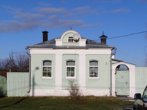 Домик с тарелками