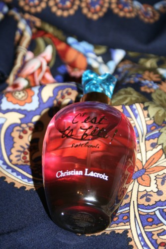 Белые розы и C'est La Fete Patchouli Christian Lacroix