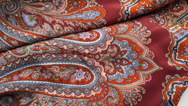 На солнечном свете красная
