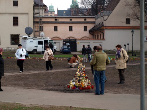 Свечами выкладывали огромный крест