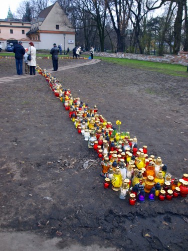 5-го апреля в центре города увидели сотни людей со свечами, люди вставали на колени прямо на улице, плакали и молились. Это была 5я годовщина со дня смерти Ка́роля Ю́зефа Войты́лы. Мы были потрясены увиденным.