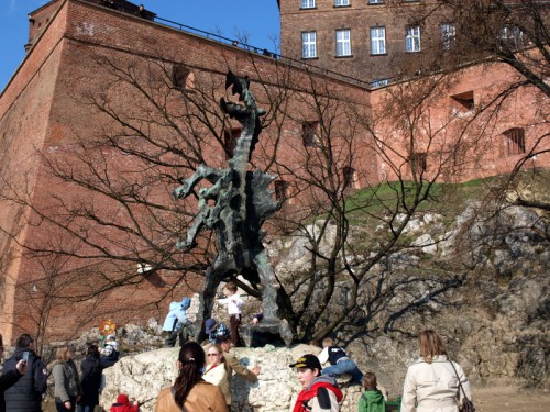 Изо рта дракона вырывается пламя