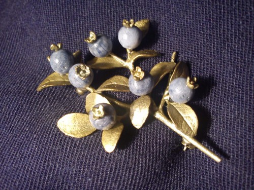 Брошь Blueberries. Michael Michaud. Бронза, голубой губчатый коралл.