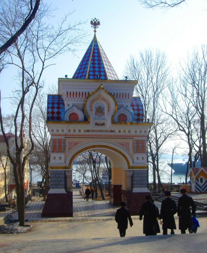 триумфальная арка и моряки