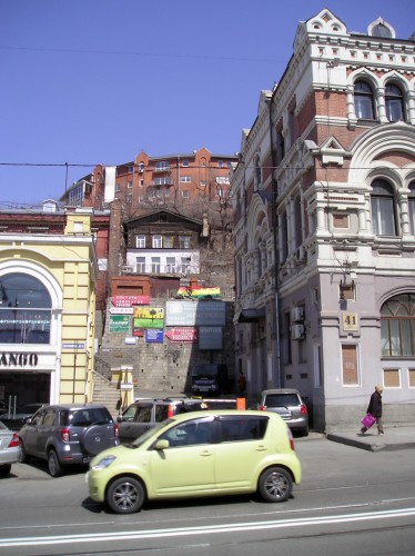 А в том маленьком домике наверху, в Почтовом переулке, жила американка Элеонора Прей, известная многим по книге &quot;Письма из Владивостока&quot;. Во времена Элеоноры это был приличный особнячок, а теперь он совсем затерялся и потерялся... ((