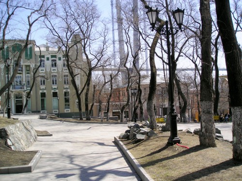 Бывший кинотеатр Комсомолец, Театр кукол, Музей им В.К. Арсеньева и везде теперь мост...
