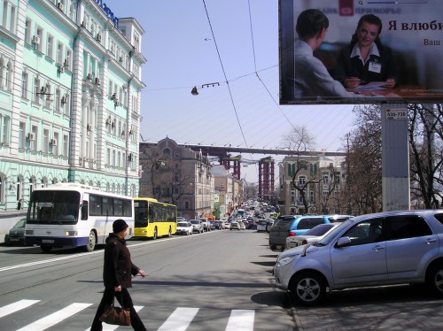 А вот и мост... Поначалу он казался страшным монстром, совершенно не вписывающимся в облик старого Владивостока. Но вот его стали постепенно освобождать от временных опор - тяжёлая неуклюжая конструкция заметно &quot;легчает&quot;. Кто знает, возможно, он будет не так уж и плох?