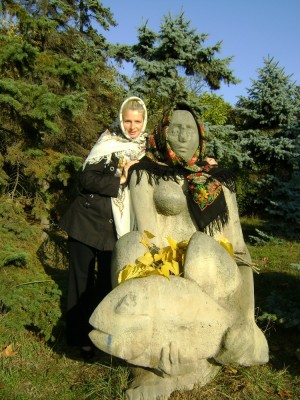Рыбачка Соня в октябре<br />Ступив на берег обнаженный<br />Меня увидела в платке<br />Окаменев сраженно