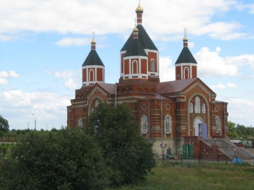 Современная церковь в пригороде.
