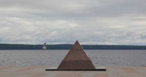 С этого места мы бросали в озеро монетки на память...