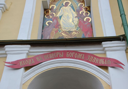 За этой дверью целый подземный город с галереями-улицами, уходящими в недра Святой горы.