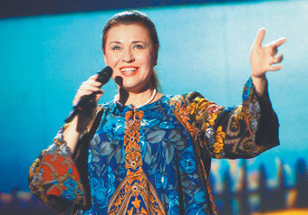 Валентина Толкунова в блузе из ткани платков ППМ.jpg