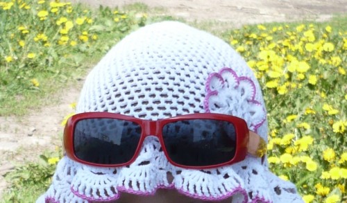 Вот когда то дочке крючком панамку вязала(вообще у нее столько уже моих шапочек перебывало на головке и со счета сбилась!)