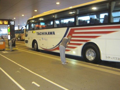 Японцы-обслуга кланяются приходящим и уходящим автобусам,И так-через каждые 10 минут..Самолетам-тоже,,