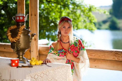 красивая белопольная шаль