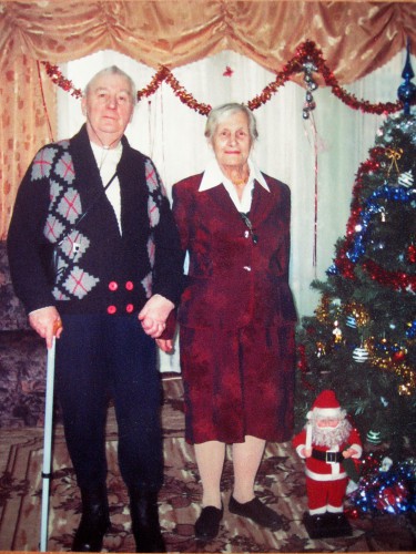 Бабушке тут 90 лет - с одним из новых друзей в Доме ветеранов.