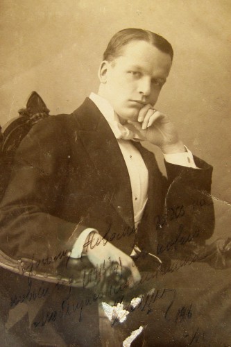 1916г. Подарок &quot;нового&quot; племянника - дяде. Юноша с маникюром и перстнем.