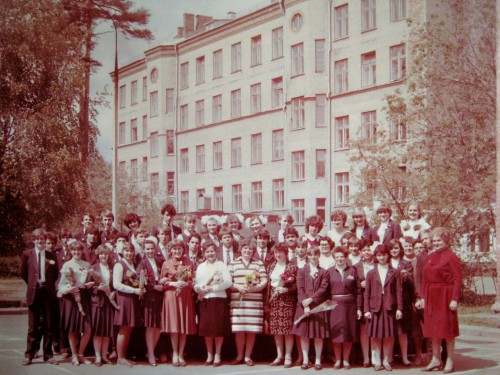 25.05.1985г, 10 класс,&quot;московская&quot; синяя форма, Г.Л.Мендельсон - тоже в синем платье в 1 ряду.