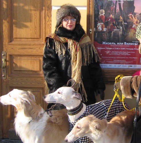 перед спектаклем у афиши ВОЛШЕБНИЦА 0