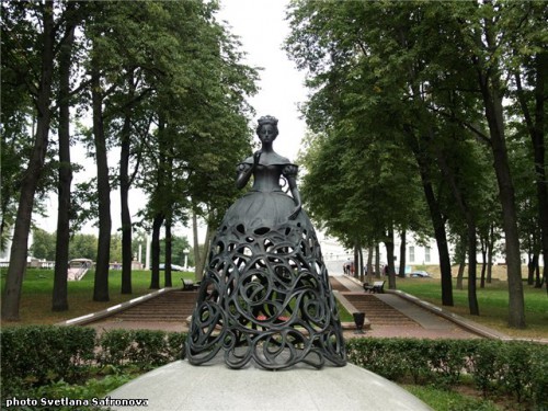 Дама в парке у Театра