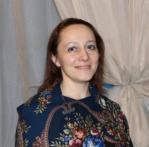 Марина и шаль Русские сезоны с брошью &quot;Камея&quot;