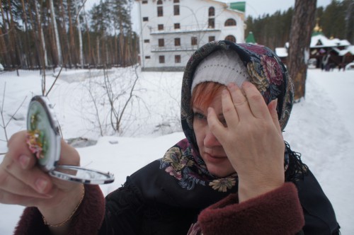 на территорию комплекса женщин пускают только в платках и юбках, естественно. Надо выглядеть достойно.