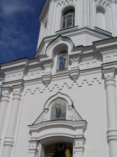 Фото 2010-го года (вместо витража - простое окно)