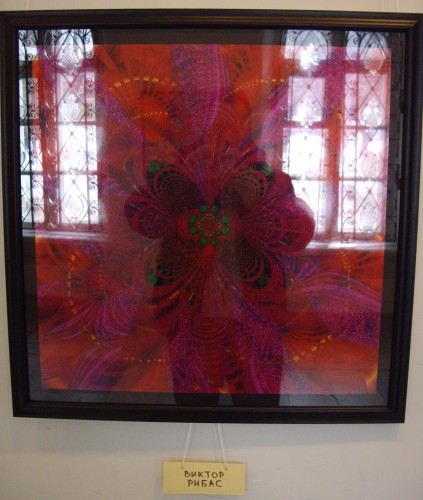 фрактал очень симметричный. Если мысленно развернуть видимую часть на 90 градусов, то легко представить продолжение рисунка