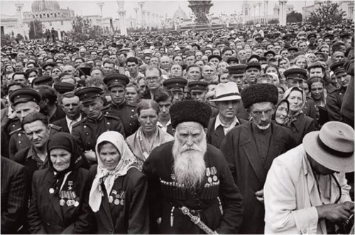 Иностранный фотограф в углу