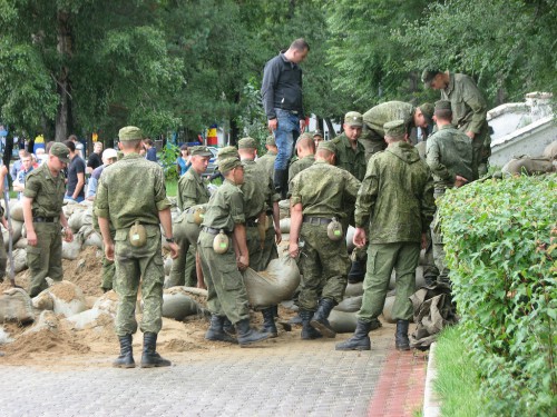 все ложиться на плечи армии