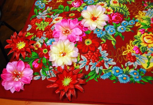 А это платок со случайно попавшимися под руку и подошедшими по цвету искусственными  цветами. Для весеннего настроения!))))