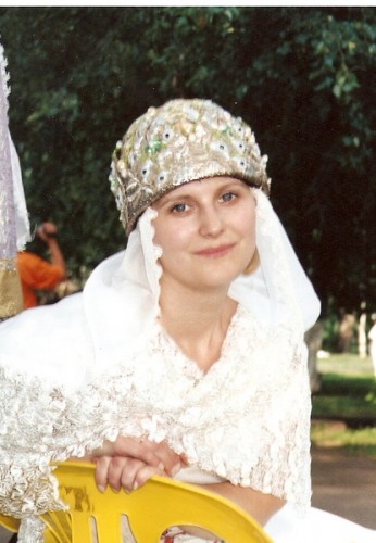 Машуня-красавица примеряет головной убор
