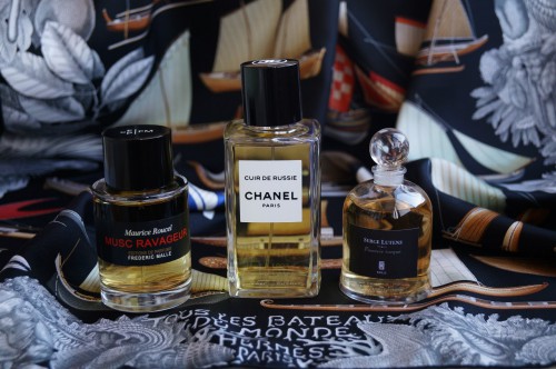 Платок Hermes Tous les Bateaux du Monde<br />Musc Ravageur Frederic Malle<br />Les Exclusifs de Chanel Cuir de Russie<br />Fumerie Turque Serge Lutens