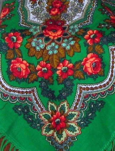 А мне кажется, что похожие листочки и на платке &quot;Золотые листья&quot;(худ.К.Зиновьева)