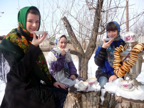 У самовара!