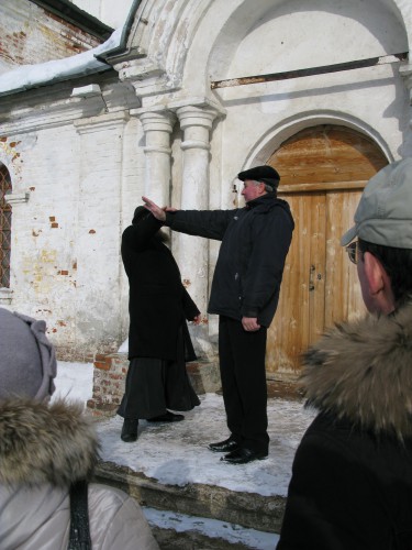 Батюшка рассказывает и демонстрирует нам. как ложь ослабляет человека.