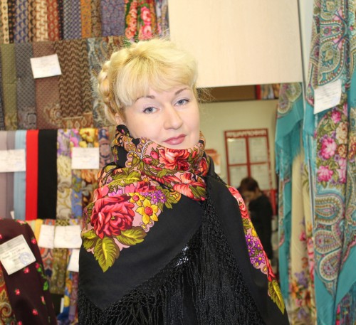 Галина на чёрном пальто