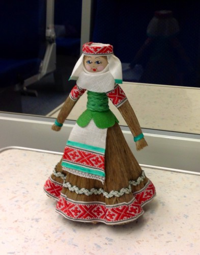 Куколка едет в Москву из Смоленска - стараюсь привозить из путешествий куколок в головных уборах (первая кукла из Костромы - Баба-Яга)