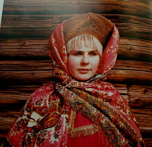 Кокошник костромской губении и шерстяная с тканым рисунком шаль. Пер. пол. XIX в