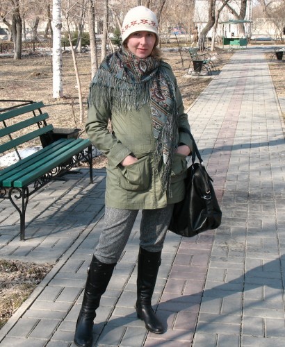 Без головного убора,конечно,лучше,но день выдался очень прохладный,ветреный,поэтому пришлось сниматься в шляпке