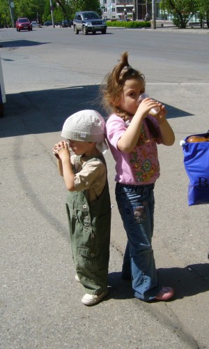 чтоб враг не подкрался и квас не забрал...