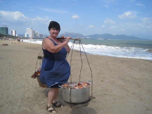 Вот так целый день носят корзины с морепродуктами.30 кг-это реально.
