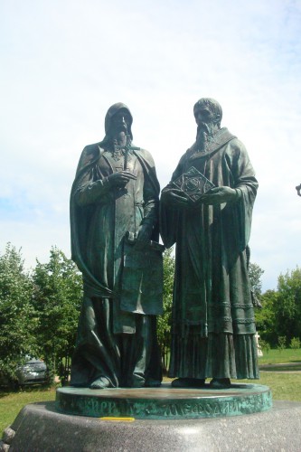 Памятник Кириллу и Мефодию в Дмитровском Кремле